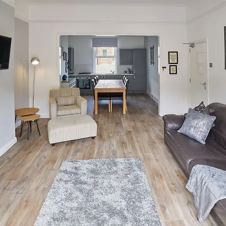 2 Glencoe Apartment