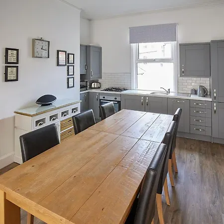 2 Glencoe Apartment *