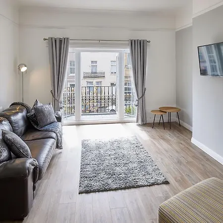 2 Glencoe Apartment